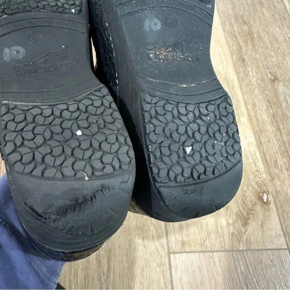 Dansko XP 2.0 Women’s Black Floral Tooled Clog Size 40 (EU), 9.5-10 (US) GUC - Picture 10 of 12